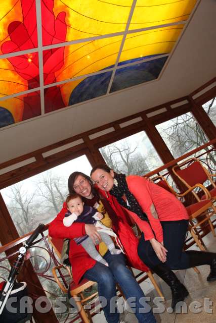 2014.01.18_13.22.10.jpg - Eine segnende Hand steht über Barbara, Teresa und Maria.