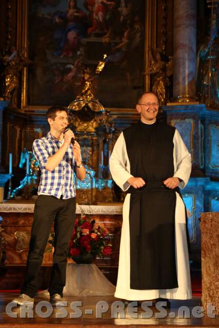 2014.05.16_20.11.55.jpg - Alex Voglauer, der Veranstalter, mit P.Karl Wallner.