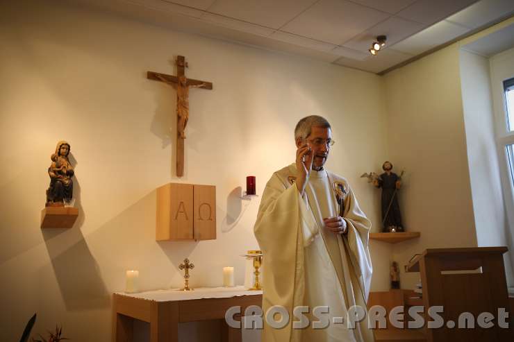 2014.05.23_17.11.22.jpg - Hw. Andreas Schätzle gibt am Schluss der heiligen Messe anlässlich der "Langen Nacht der Kirchen" den Segen mit einer Reliquie der hl. Therese von Lisieux, die dankenswerterweise Kardinal Schönborn zur Verfügung stellte.