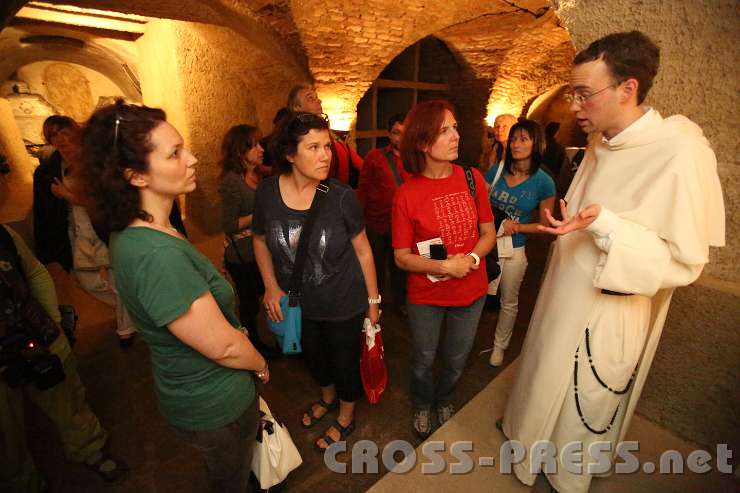 2014.05.23_21.24.16.jpg - Fr. Martin fürht durch die Krypta der Dominkanerkirche.