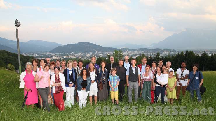 2014.06.13_19.21.26.jpg - Ein Teil der Wallfahrer vor der Basilika -  im Hintergrund die Stadt Salzburg.