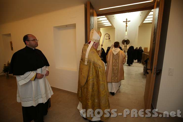 2014.06.25_16.52.20.jpg - Einzug in die neue, noch ungeweihte Kirche.