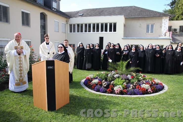 2014.06.26_09.36.48.jpg - Begrüßung und Bitte um Weihe durch Mutter Priorin.