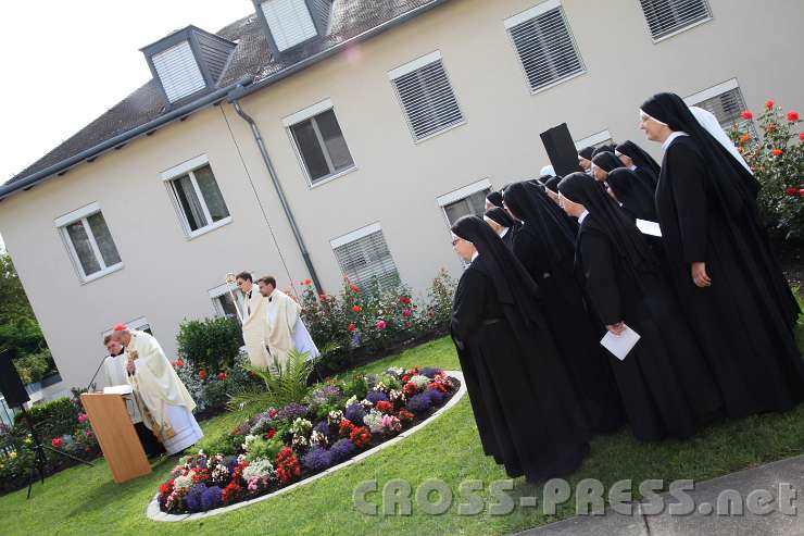 2014.06.26_09.39.45.jpg - Im Klostergarten bei der Bitte um Weihe.