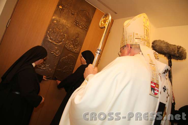 2014.06.26_09.44.42.jpg - Priorin und Subpriorin öffnen das Tor, nachdem Kardinal Schönborn mit dem Stab 3x auf den Boden vor dem Portal geklopft hat.