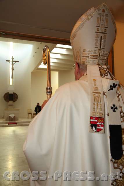 2014.06.26_09.45.08.jpg - Seine Eminenz durchschreitet das Portal. - Eine seltene, sehr feierliche Zeremonie.