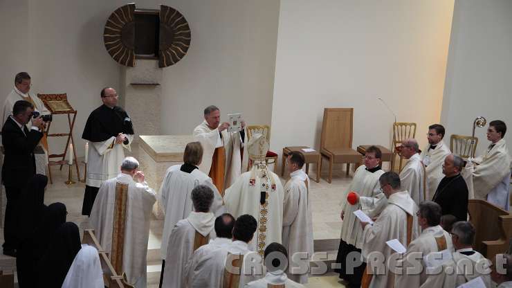2014.06.26_10.32.30.jpg - Die Steinplatte mit den eingelassenen Reliquien der Heiligen (Apostel Petrus, Benedikt, Scholastika, Theresia vom Kinde Jesu, Justus und Modesta) wird der Gemeinde präsentiert.