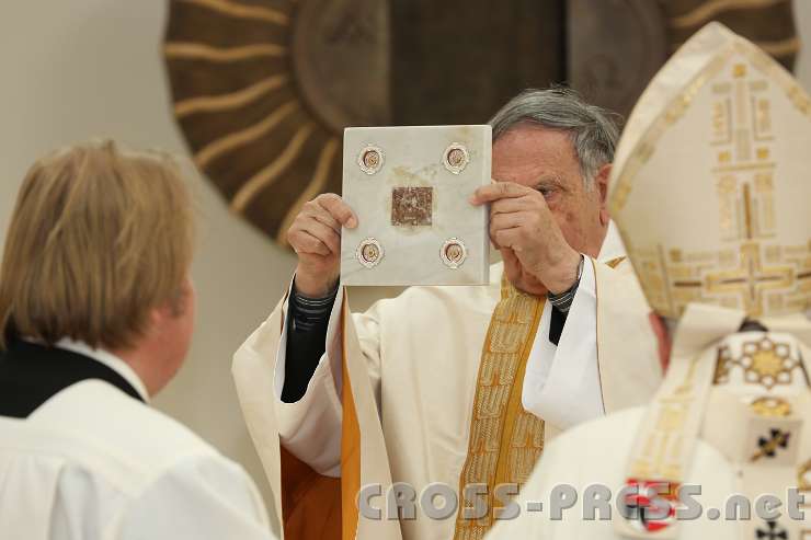 2014.06.26_10.32.34.jpg - Die Steinplatte mit den eingelassenen Reliquien der Heiligen (Apostel Petrus, Benedikt, Scholastika, Theresia vom Kinde Jesu, Justus und Modesta) wird der Gemeinde präsentiert.
