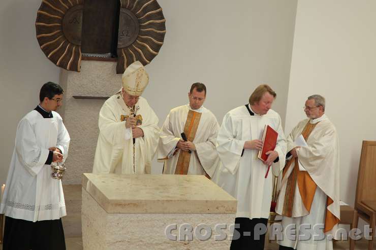 2014.06.26_10.37.53.jpg - Besprengung des Altares