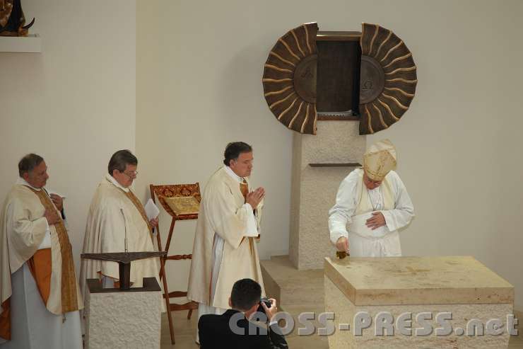 2014.06.26_10.40.06.jpg - Von der Mitte aus salbt er die gesamte Altarfläche.