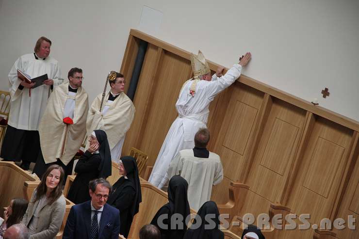 2014.06.26_10.43.42.jpg - Auch die 12 Apostelkreuze werden mit Chrisam gesalbt.