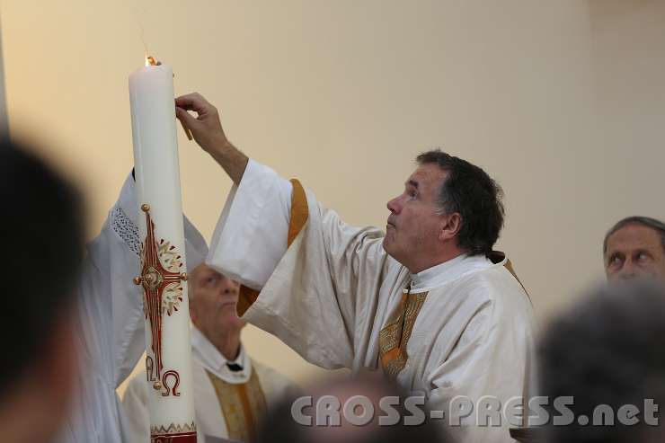 2014.06.26_10.45.46.jpg - Auch die 12 Apostelkreuze werden mit Chrisam gesalbt.