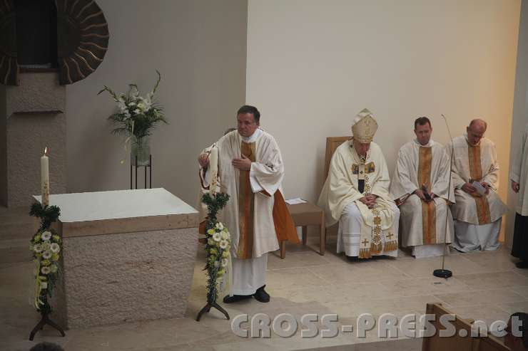 2014.06.26_11.05.14.jpg - Diakon Boff entzündet die Altarkerzen.