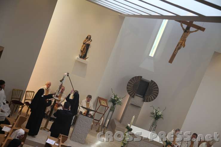 2014.06.26_11.05.59.jpg - Mit dem Licht der Osterkerze werden die Kerzen unter den Apostelkreuzen angezündet.