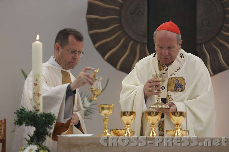 2014.06.26_11.11.35.jpg - Erste Gabenbereitung am neugeweihten Altar.