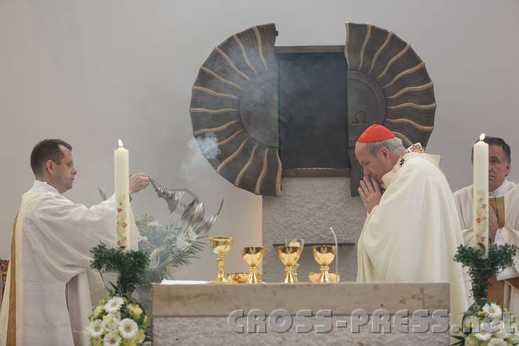 2014.06.26_11.13.27.jpg - Diakon Mag. Waldemar Rama inzensiert Kardinal Schönborn, Konzelebranten und Gemeinde.