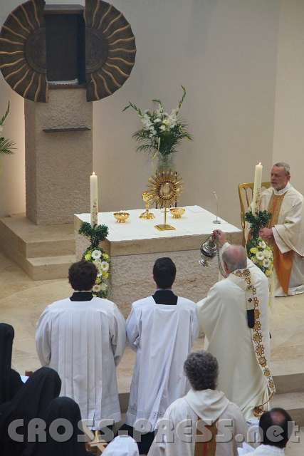 2014.06.26_11.37.25.jpg - Das Allerheiligste bleibt im Ziborium am Altar.