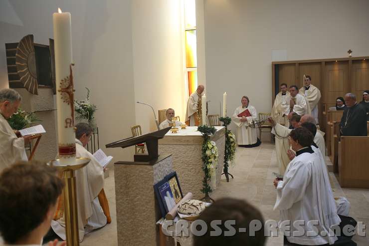 2014.06.26_11.37.28.jpg - Inzens und kurze stille Anbetung - die Schola singt "Adoramus Te".