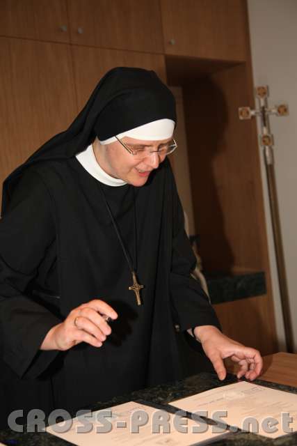 2014.06.26_12.15.16.jpg - Subpriorin Sr. Magdalena unterschreibt die Weiheurkunde. Sie war auch  Bauverantwortliche.