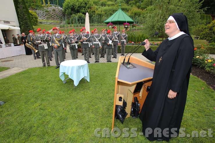 2014.06.26_12.17.22.jpg - Subpriorin Sr. Dr. Magdalena Niescioruk bedankt sich bei den am Neubau der Kirche Beteiligten.