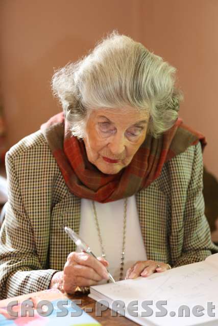 2014.09.16_11.29.08.jpg - Fürstin Marianne signiert ihr neues Buch über Formel 1 Rennen.