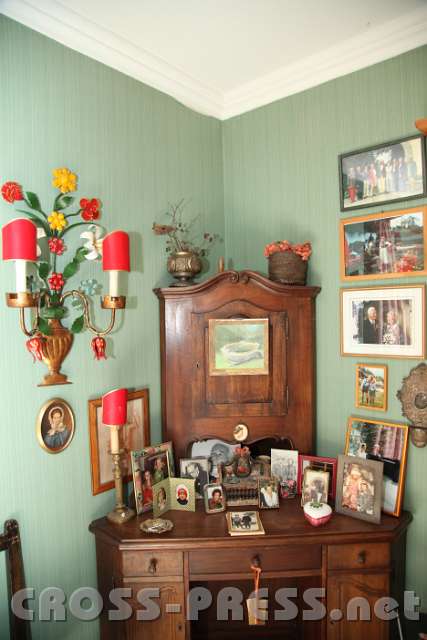 2014.09.16_11.49.12.jpg - Überall sind von der Fürstin gemachte Familienfotos aufgestellt.