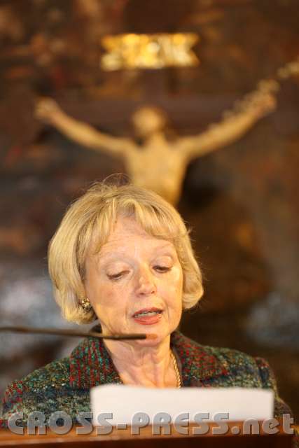 2014.11.14_16.45.09.jpg - HR Dr. Elisabeth Oberhaidacher aus Wien spricht über die Glasfenster des Stiftes.