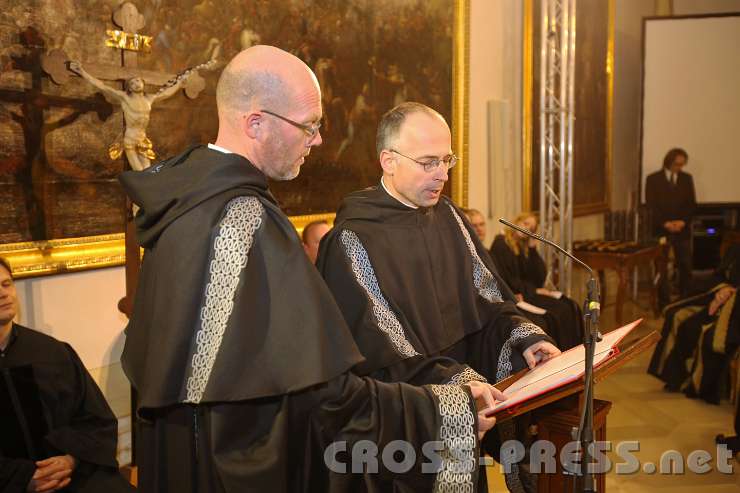2014.11.14_17.23.03.jpg - Prof.P.Dr. Kosmas Thielmann, Vorstand des Instituts für Moraltheologie, und Vizerektor Prof. P. DDr. Alkuin Schachenmayr stellen die Kandidaten  sowie die Titel ihrer Diplomarbeiten und betreuenden Professoren vor.