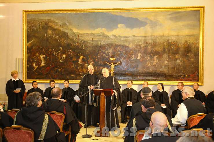 2014.11.14_17.24.07.jpg - Persönliche Vorstellung der Kandidaten und ihrer Diplomarbeitsthemen durch P.Kosmas und P.Alkuin.