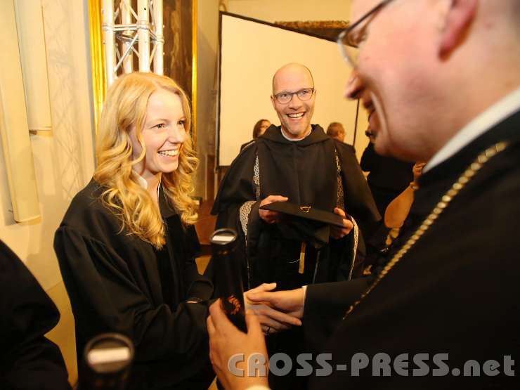2014.11.14_17.38.34.jpg - Der Magnus Cancellarius ernennt die Kandidaten zu "Magistrae" bzw. "Magistri theologiae". Hier Anna-Lena Fahrecker.