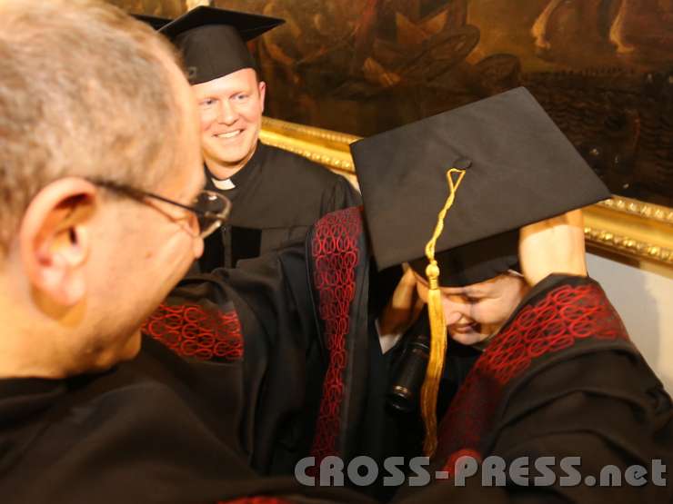 2014.11.14_17.38.49.jpg - Der Rektor setzt jedem Einzelnen den Magisterhut auf ...