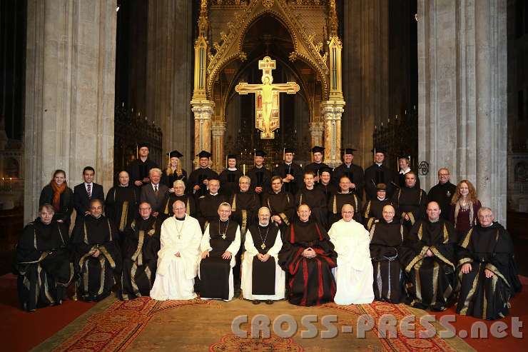2014.11.14_18.53.00.jpg - Die Spondierten mit den Professoren der Hochschule und den Äbten Christian Feurstein (Stift Rein), Maximilian Heim (Heiligenkreuz), Generalabt Mauro Lepori (Rom), Rektor P.Karl Wallner und Abt em. Gregor Henckel Donnersmarck.
