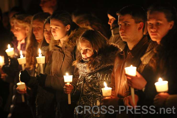 2015.03.06_20.40.43.JPG - Fackelprozession durch Stiftskirche und Kreuzgang