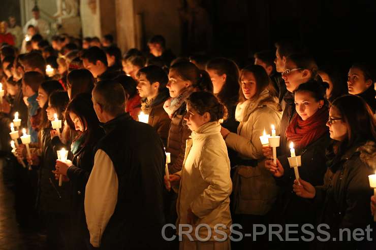 2015.03.06_20.45.38.JPG - Fackelprozession durch Stiftskirche und Kreuzgang