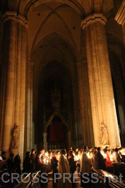 2015.03.06_20.49.57_00.JPG - Fackelprozession durch Stiftskirche und Kreuzgang