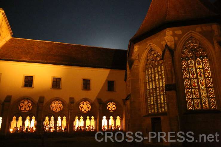 2015.03.06_20.59.07.JPG - Fackelprozession durch Stiftskirche und Kreuzgang