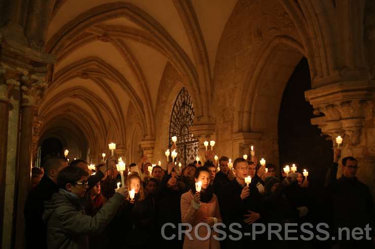 2015.03.06_21.00.50.JPG - Fackelprozession durch Stiftskirche und Kreuzgang