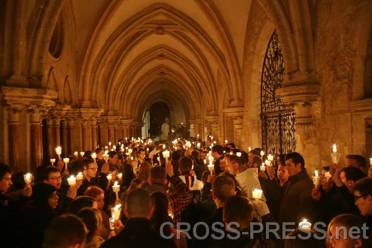 2015.03.06_21.01.40.JPG - Fackelprozession durch Stiftskirche und Kreuzgang