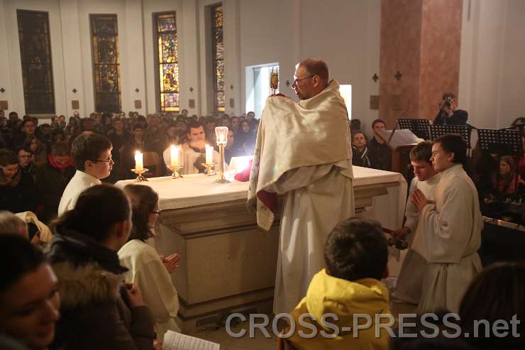 2015.03.06_21.54.57.JPG - Eucharistischer Segen gespendet von P. Wolfgang Büchmüller