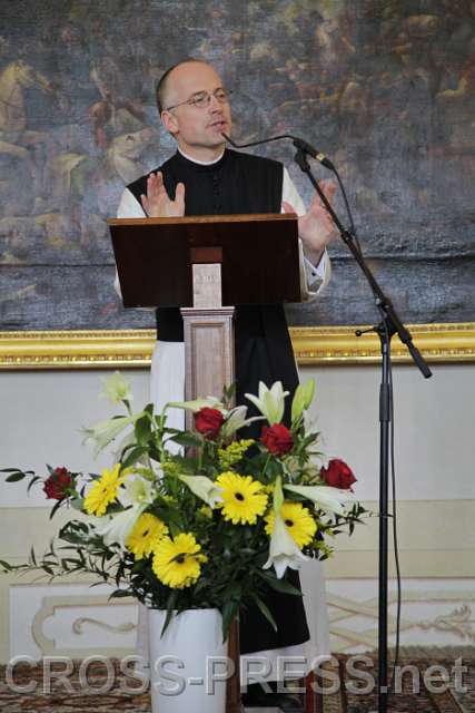 2015.04.30_10.55.58.JPG - Vizerektor und Bibliothekar Prof. DDr. P. Alkuin Schachenmayr erzählt die Geschichte von der "wunderbaren Buchvermehrung".   Er sprach von rund 9,5 Kilometer Regallänge, über die die Heiligenkreuzer Bibliothek verfüge.   Da sei sogar noch Platz für Erweiterung, obwohl beim Planen niemand mit einer solchen Schenkung gerechnet habe.