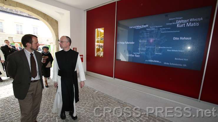 2015.04.30_11.37.41.JPG - Auf dem Monitor im Durchgang zur HS erscheinen die Namen Tausender großer und kleiner Spender.