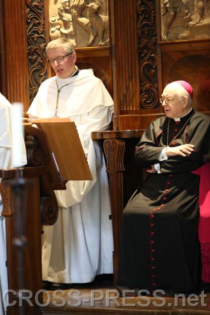 2015.04.30_12.03.39.JPG - Nuntius und Abt während der Mittagshore.