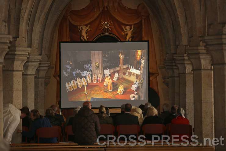 2015.04.30_15.45.01.JPG - Zum ersten mal in der Geschichte des Stiftes Heiligenkreuz wurde die Klausur für das Dormitorium aufgehoben, wohin das Pontifikalamt übertragen wurde.