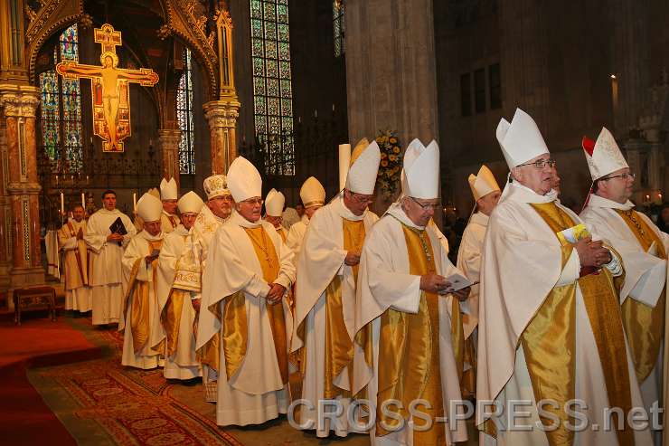 2015.04.30_16.44.34.JPG - Bischöfe beim Auszug.