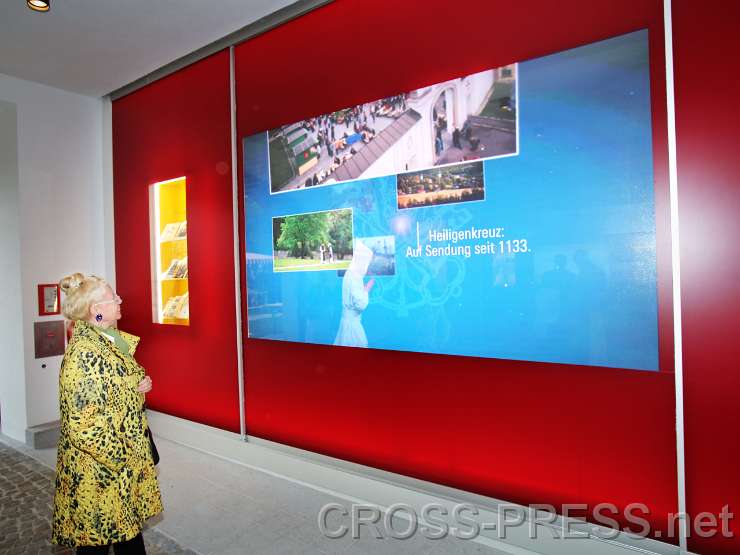 2015.04.30_17.06.17.JPG - Präsentation der HS auf Riesenmonitor im Durchgang.