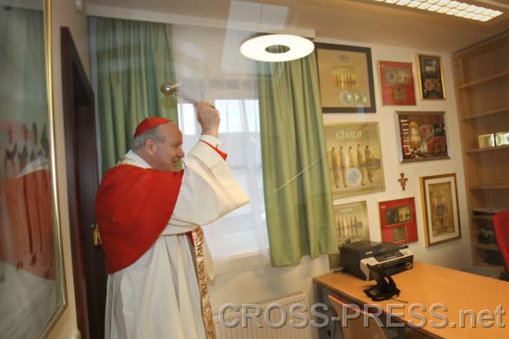 2015.04.30_18.20.45.JPG - Auch die Sammlung der vielen Gold- und Platin-CDs der "Pop-Mönche" ;))) wurde gesegnet.