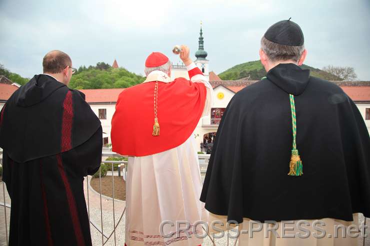 2015.04.30_18.22.43.JPG - Kardinal Schönborn segnet den gesamten Campus der Hochschule.  :)