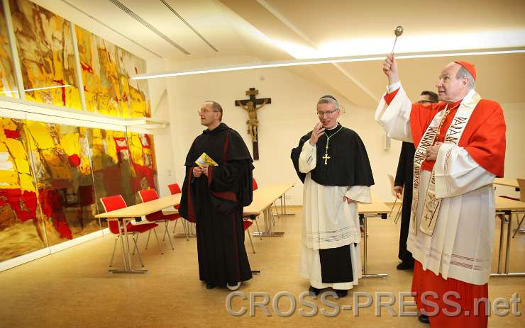 2015.04.30_18.24.26_83.JPG - Kardinal Schönborn segnet den Vorlesungssaal "Ottonianum" mit der Glaswand "Himmlisches Jerusalem" von Künstlermönch P.Raphael Statt.