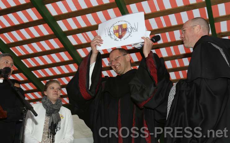 2015.04.30_18.38.56.JPG - Die Studenten bedankten sich bei ihrem Rektor P.Karl Wallner.