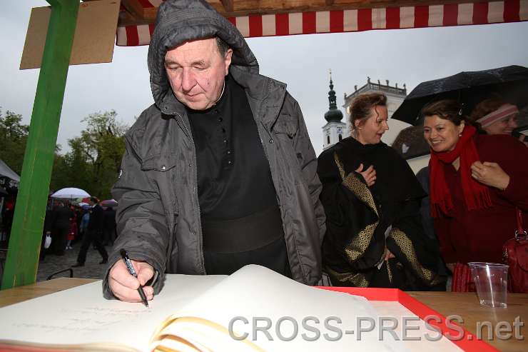 2015.04.30_18.43.41.JPG - Prof. Dr. P. Bernhard Vošicky unterschreibt das große Erinnerungsbuch,